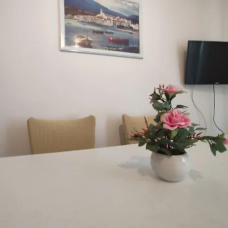 Elvis Apartment
